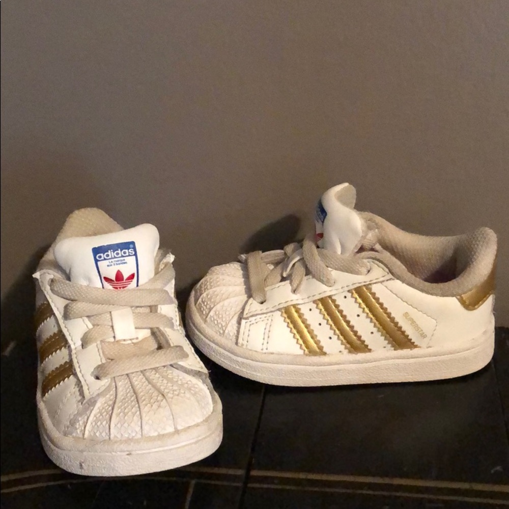 ADIDAS GOLD AND WHITE SUPERSTAR BABY SHOES 4K